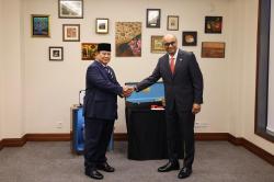 Prabowo Berikan Guci dan Keris Emas kepada Presiden Singapura Tharman, Ini Maknanya
