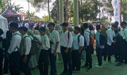 Ribuan Pelamar Kerja Rela Antre Sejak Pagi demi Dapat Kerja di Job Fair Disnaker KBB<