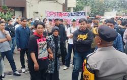 Demo Warga Sukahaji di BPN Bandung Ricuh, Kapolsek Buahbatu Kena Lemparan Botol<