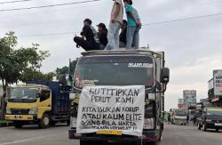 Protes RUU ODOL, Ribuan Sopir Truk Blokade Gerbang Tol Soroja Bandung