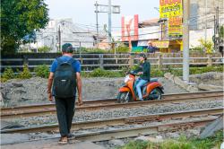 Viral Pemotor Terobos Palang Pintu Nyaris Tertabrak Kereta di Dekat Stasiun Kramat