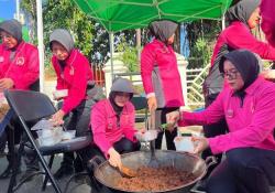 1.000 Bhayangkari Masak 1 Ton Rendang di Mapolda Sumbar Sabet Rekor MURI<