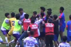 Viral Laga Porprov Sepak Bola Malang vs Bojonegoro Ricuh, 4 Pemain Kena Kartu Merah<