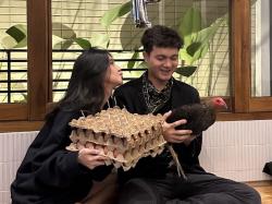 Viral Momen Kocak Keisya Levronka Beri Ayam Hidup di Ultah Nyoman Paul, Gemas! 