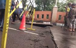 Tanah Ambles di Depan Kantor Wali Kota Cimahi Meluas, Jalan Ditutup Sementara<