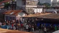 Viral Suasana Mencekam! Massa Ngamuk di Pasar Tingkat Maumere, Hancurkan Lapak Pedagang