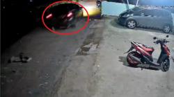 Kabur Tepergok Warga, Mobil Komplotan Pencuri Baterai Tower di Palembang Tabrak Drum