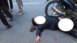 Motor Melaju Kencang Tabrak Truk Mogok di Bangkalan, Pengendara Tergeletak di Jalan