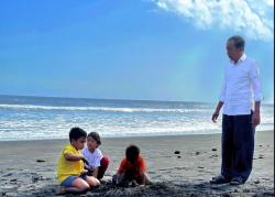 Kondisi Terkini Jokowi usai Sakit Alergi, Main Bersama Cucu di Pantai