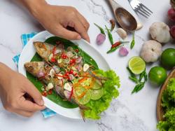 Keseringan Makan Ikan Bikin Cacingan? Ini Faktanya