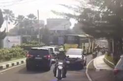 Aksi Humanis! Polisi Kawal Ibu hendak Melahirkan hingga Tembus One Way di Puncak
