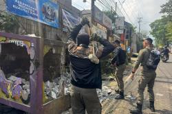 12 TPS Ilegal dan Bangunan Liar di Puncak Bogor Dibongkar