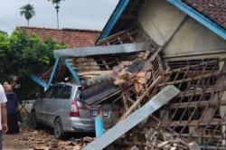 Kecelakaan di Musi Rawas, Mobil Innova Tabrak Motor dan Teras Rumah Warga<