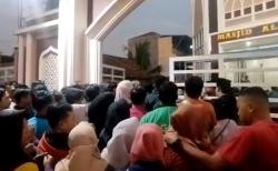Ikhtiar Bisa Hamil, Warga Rela Antre Kurma Muda di Masjid Al Mubarok Mojokerto<