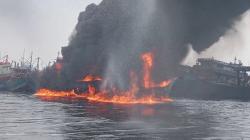 Kapal Terbakar di Pelabuhan Tegal, Nelayan Panik Api Menyambar Tumpahan Solar yang Tercecer
