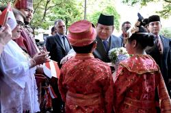 Prabowo Disambut Hangat Diaspora RI di Prancis, Terima Buket Bunga dari Anak Kecil