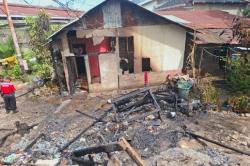Kebakaran Kedai Minyak di Padang Hanguskan Rumah dan 2 Becak Motor, 2 Orang Luka
