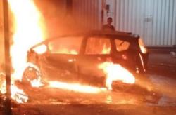 Kecelakaan di Malang, Honda Jazz Ludes Terbakar usai Tabrak Pohon dan Lapak Bensin