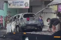 Kronologi Honda Jazz Ludes Terbakar usai Tabrak Pohon dan Lapak Bensin di Malang<