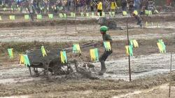 Seru! Puluhan Petani di Labuhanbatu Utara Turun ke Sawah Ikut Ajang Balap Traktor<