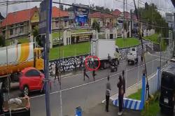 Viral Pemotor Bersenjata Tajam Serang Polisi saat Operasi Patuh di Bengkulu Tengah