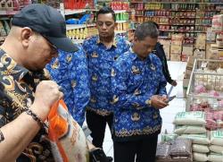 Sidak Pasar Panorama Lembang, Petugas Gabungan Temukan Beras Premium Oplosan<