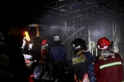 Kebakaran Big Mall Samarinda, Api Disertai Asap Tebal Muncul dari Lantai 3