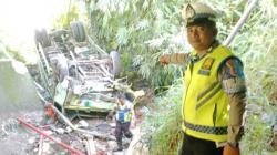 Truk Batu Bara Masuk Jurang di OKU, Sopir Tewas Terjepit Kendaraan<