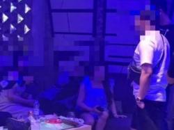 Suami Gerebek Istri sedang Bermesraan dengan Pria Lain di Tempat Karaoke Kendari<