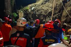 Gali Fondasi Rumah, 2 Pekerja Tertimbun Longsor di Cimahi