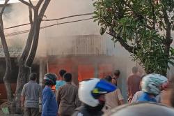 Kebakaran Warung Makan di Cilincing Jakut, 10 Unit Damkar Dikerahkan