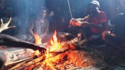 Hadiri Reses Legislator Perindo Paniai, Warga Bakar Ayam Bareng dan Curhat soal Listrik