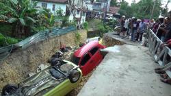 Pelataran Rumah Amblas di Bone, 3 Mobil Terperosok Termasuk Remaja Tertidur di Dalamnya