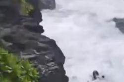 3 Wisatawan Terseret Ombak Pantai Puncak Guha Garut, 1 Selamat 2 Orang Hilang!