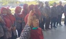 400 Nakes Demo di Kantor Bupati Brebes, Tuntut Pencairan TPP sejak Januari<
