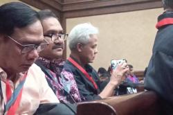 Ganjar hingga Adian Napitupulu Hadiri Sidang Vonis Hasto, Kompak Berpakaian Hitam