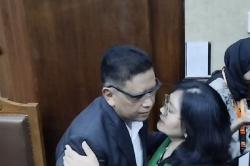 Momen Istri Cium Pipi Hasto sebelum Pembacaan Vonis Hakim