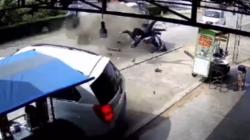 Detik-Detik 3 Kendaraan Kecelakaan Beruntun di Cilacap Terekam CCTV, Pemotor Terpental<