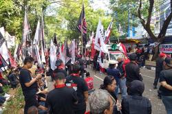 Massa Pro dan Kontra Demo Kawal Vonis Hasto di PN Jakpus