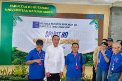 Momen Jokowi Hadiri Reuni UGM, Para Alumni Berebut Foto Bersama