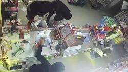 Pembobolan Minimarket di Cirebon Terekam CCTV, Pelaku 3 Orang<