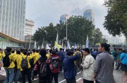 Massa BEM SI Mulai Padati Patung Kuda, Jalan Medan Merdeka Selatan Ditutup