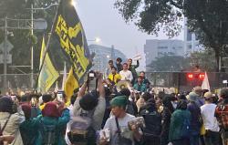 Wamensesneg Juri Ardiantoro Temui Massa Aksi Indonesia Cemas di Patung Kuda