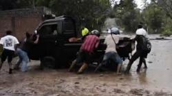Banjir Lahar Dingin Gunung Lewotobi Laki-laki Tutup Jalur Trans Flores, Mobil Nyaris Terseret