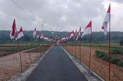 Tradisi Unik Jelang HUT RI di Dobangsan Kulonprogo, Warga Pasang 1.000 Bendera Merah Putih<