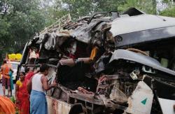Bus Rombongan Peziarah Hindu Tabrak Truk Gas Elpiji, 18 Orang Tewas