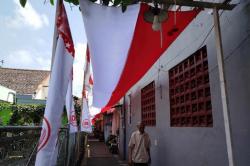 Peringati HUT Ke-80 RI, Bendera Merah Putih Raksasa Membentang di Kampung Malang