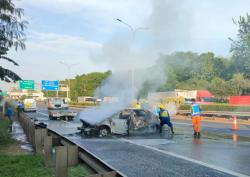 Mobil Sedan Terbakar di Tol JORR Cipayung, Sempat Tabrak Truk