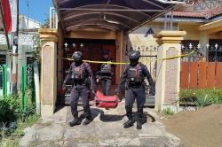 Tim Jibom Gegana Polda Jatim Evakuasi Benda Mencurigakan Diduga Granat di Malang