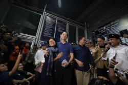Momen Tom Lembong Bebas dari Rutan Cipinang, Rangkul Istri Tercinta